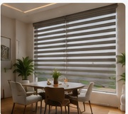 Comedor con cortinas zebra