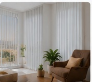 Sala clara con cortinas verticales